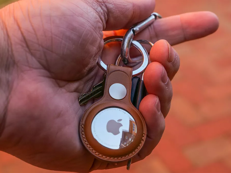 AirTag Leather Key Ring được l&agrave;m bằng da Ch&acirc;u &Acirc;u v&agrave; th&eacute;p kh&ocirc;ng gỉ